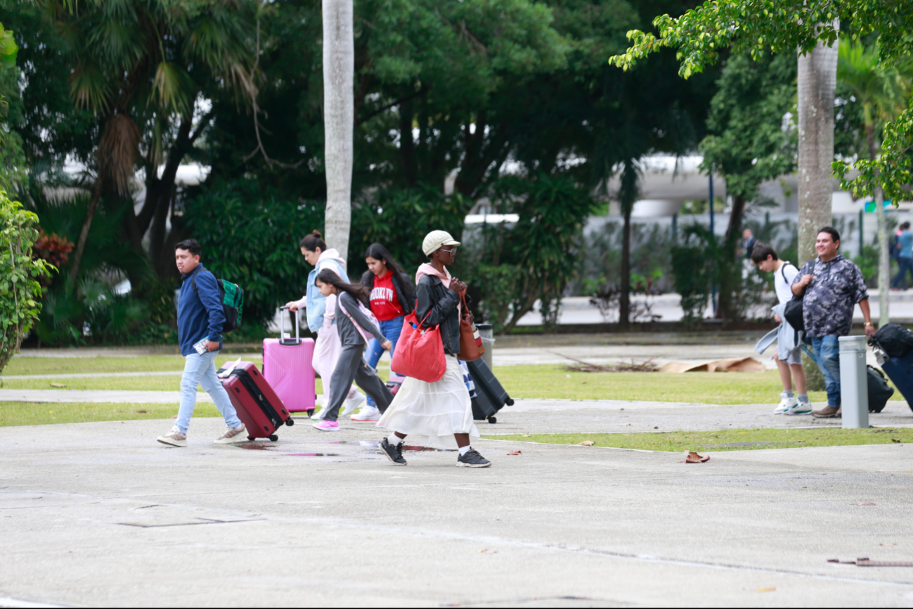 Para los miles de pasajeros que se la cruzan a diario, la mujer es una turista más, sin imaginar las penurias que está pasando