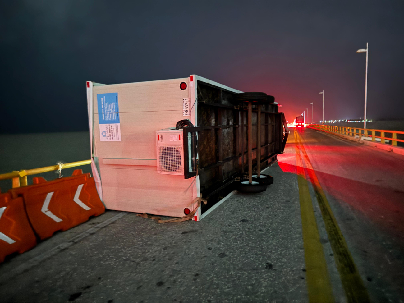 Volcadura de camper en el puente Zacatal ocasionada por fuertes vientos