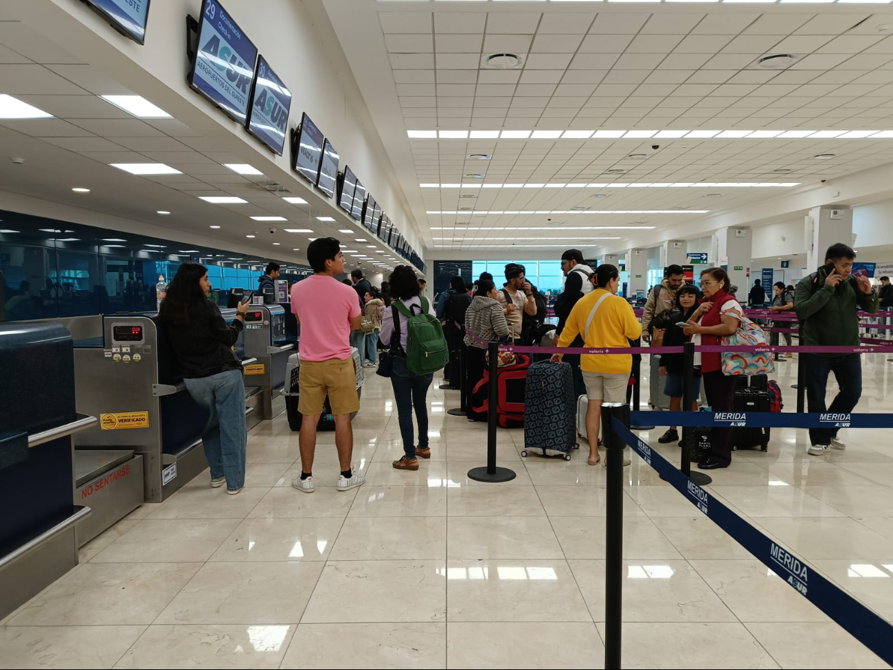 Pasajeros del aeropuerto de Mérida esperan para abordar sus vuelos