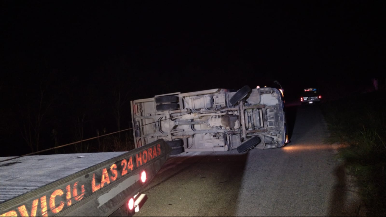 Camioneta de Jumex vuelca en la Escárcega-Candelaria; conductor herido de gravedad 