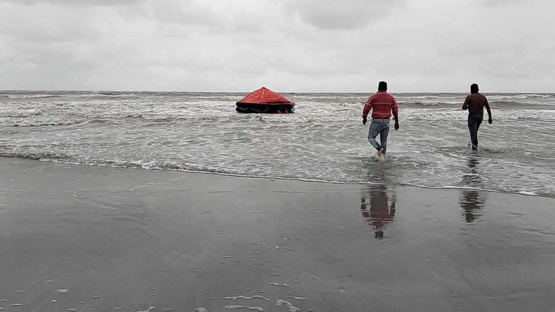 Una balsa de gran tamaño recaló en Playa Norte, generando alerta entre ciudadanos y autoridades