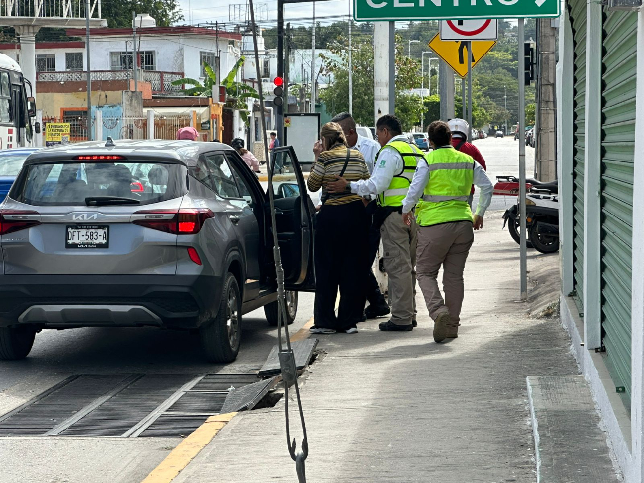 Una mujer de 67 años cayó debido al mal estado de las calles en la avenida Francisco I. Madero