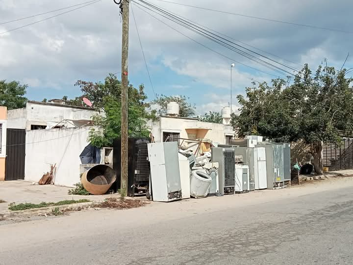 Vecinos de Bella Vista Sur se quejan por decenas de refrigeradores dentro y fuera de un predio