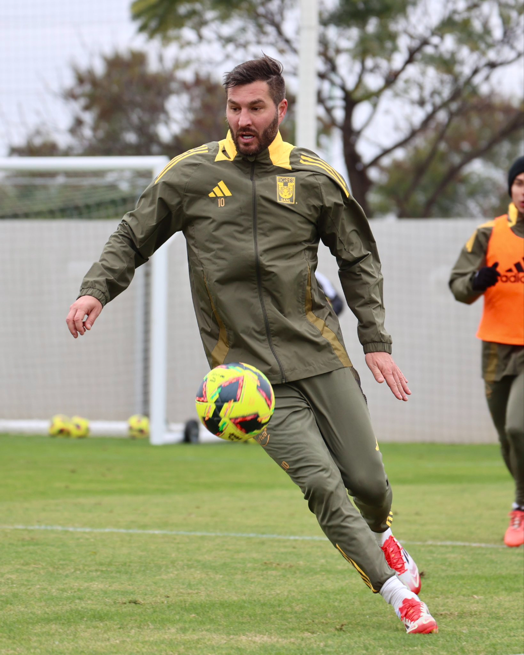 El francés presenta una molestia que lo llevó a terminar antes el entrenamiento