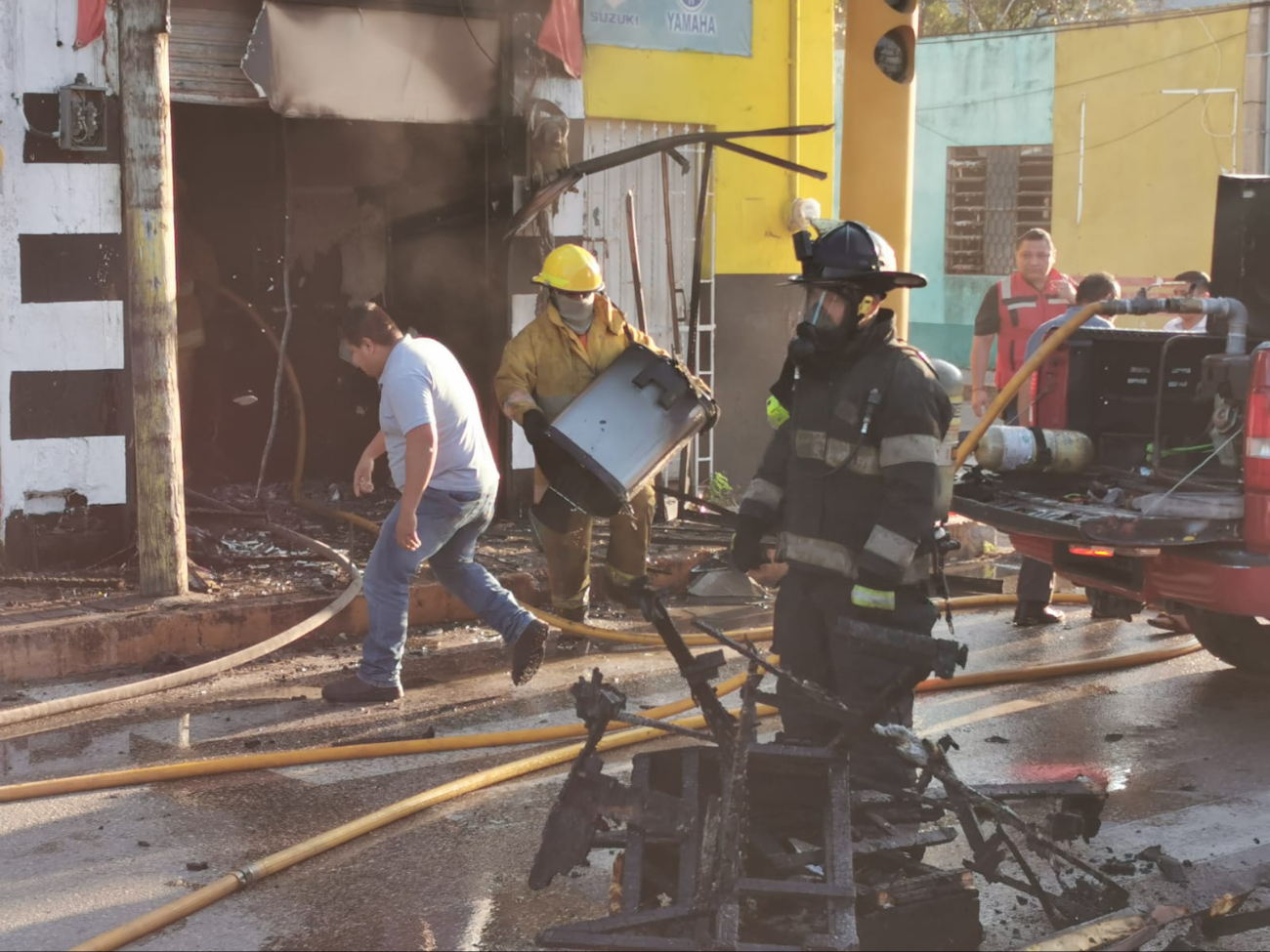 Elementos de bomberos tácticos sofocaron el fuego, evitando que alcanzara domicilios aledaños