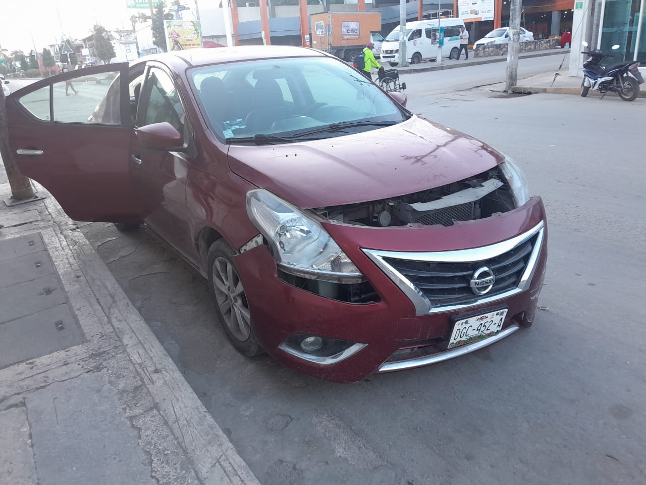 Conductor imprudente impacta automóvil y provoca daños en Escárcega