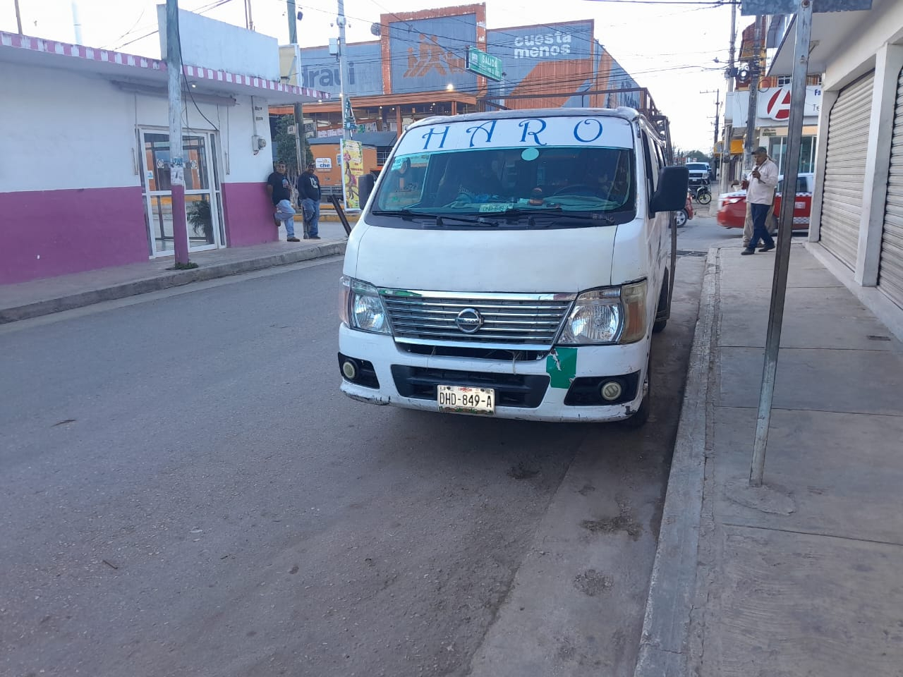 La poca precaución del conductor de una camioneta Nissan provocó un accidente