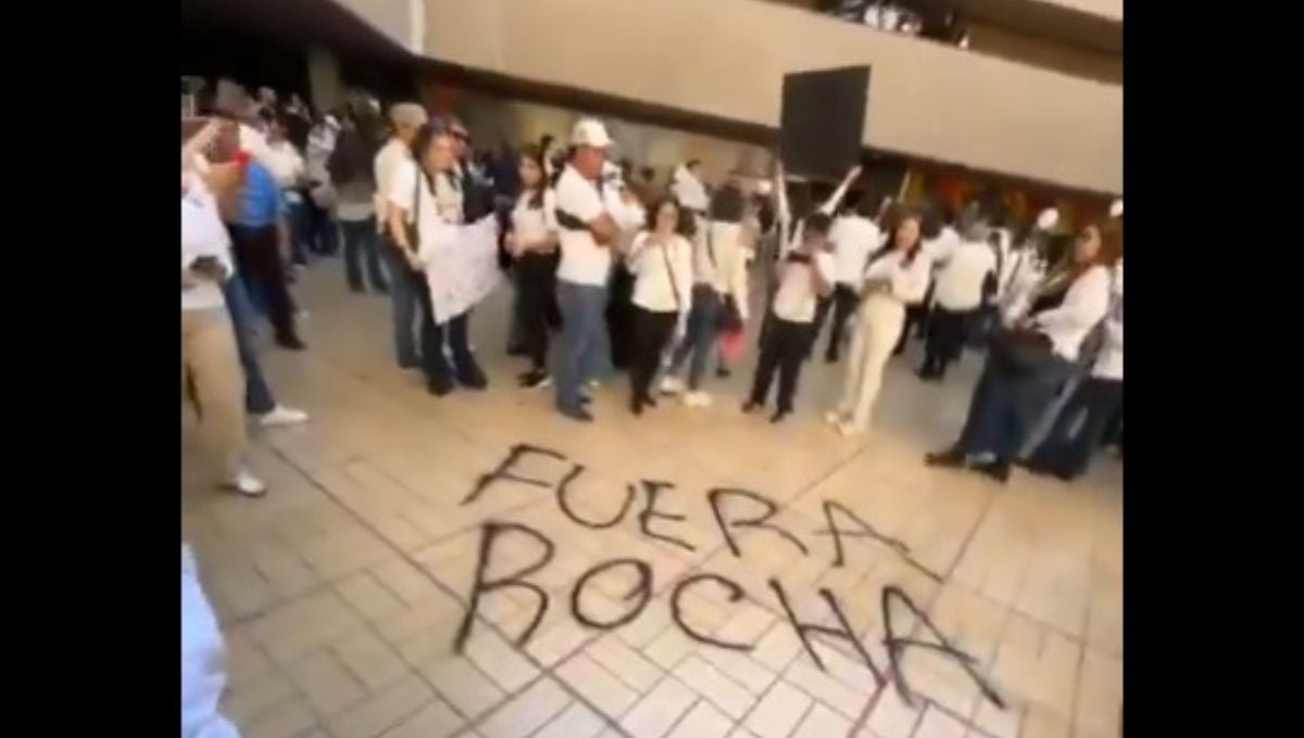 Manifestantes rompieron cristales del edificio gubernamental y trataron de acceder a la oficina del gobernador,