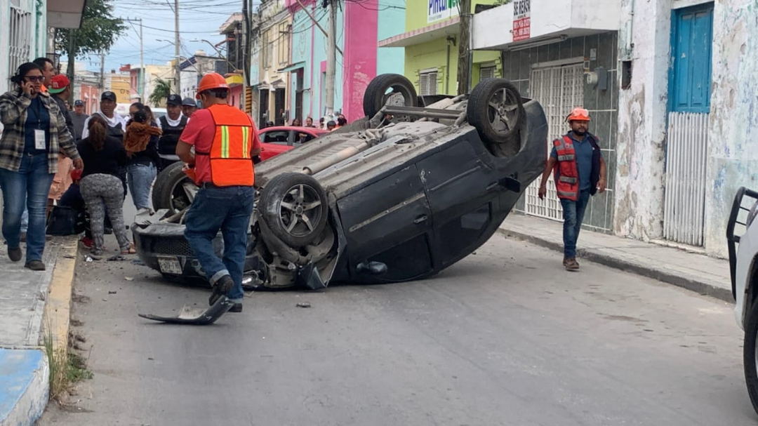 Un Mazda 3 colisionó contra un Nissan Aprio en la avenida Nacozari