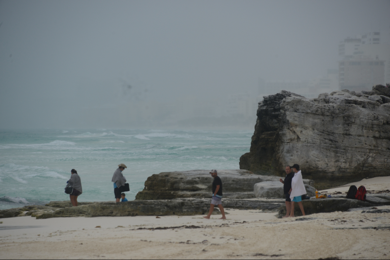 Arenales de Cancún tuvieron aforo mínimo, algunos apenas 10 personas, que evitaron ingresar al agua por las temperaturas