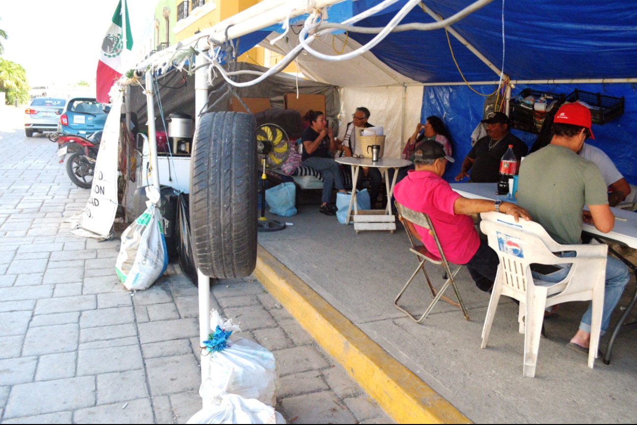 Comuna juega con ex trabajadores