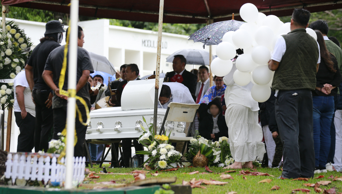 Con apenas dos años y cuatro meses, el menor yacía en su ataúd blanco, víctima de una larga enfermedad