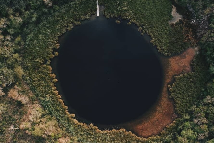 De acuerdo con testigos, el ovni descendió desde las alturas para sumergirse en las profundidades del cenote durante algunos segundos