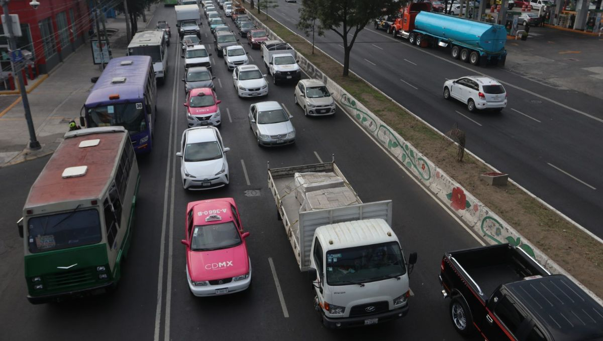 El programa Hoy No Circula es una medida ambiental que busca disminuir los niveles de contaminación vehicular