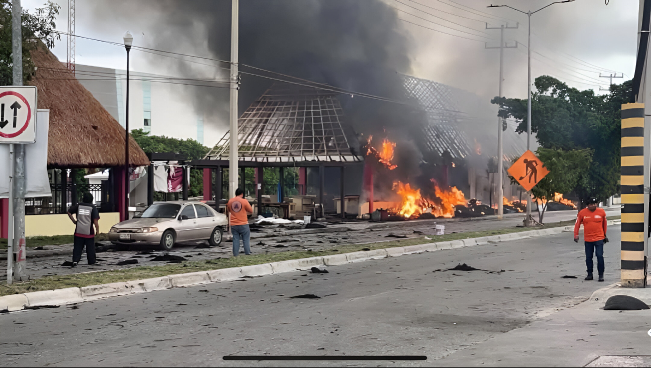 Desde las alturas, captan voraz incendio que arrasó con palapas en Campeche: VIDEO