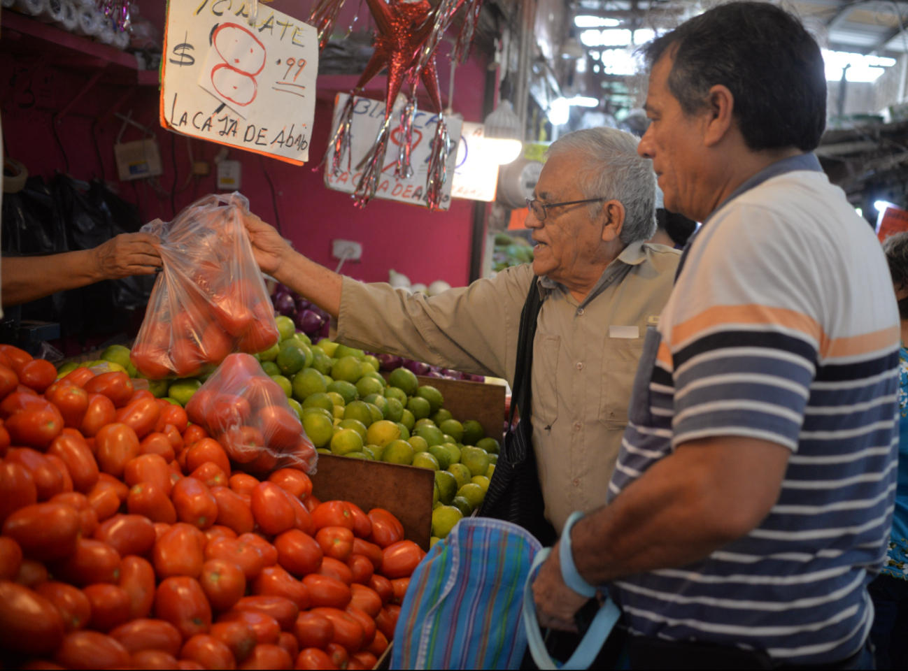 El encarecimiento de insumos como jitomate, hojas de elote y otros básicos afecta la preparación de tamales