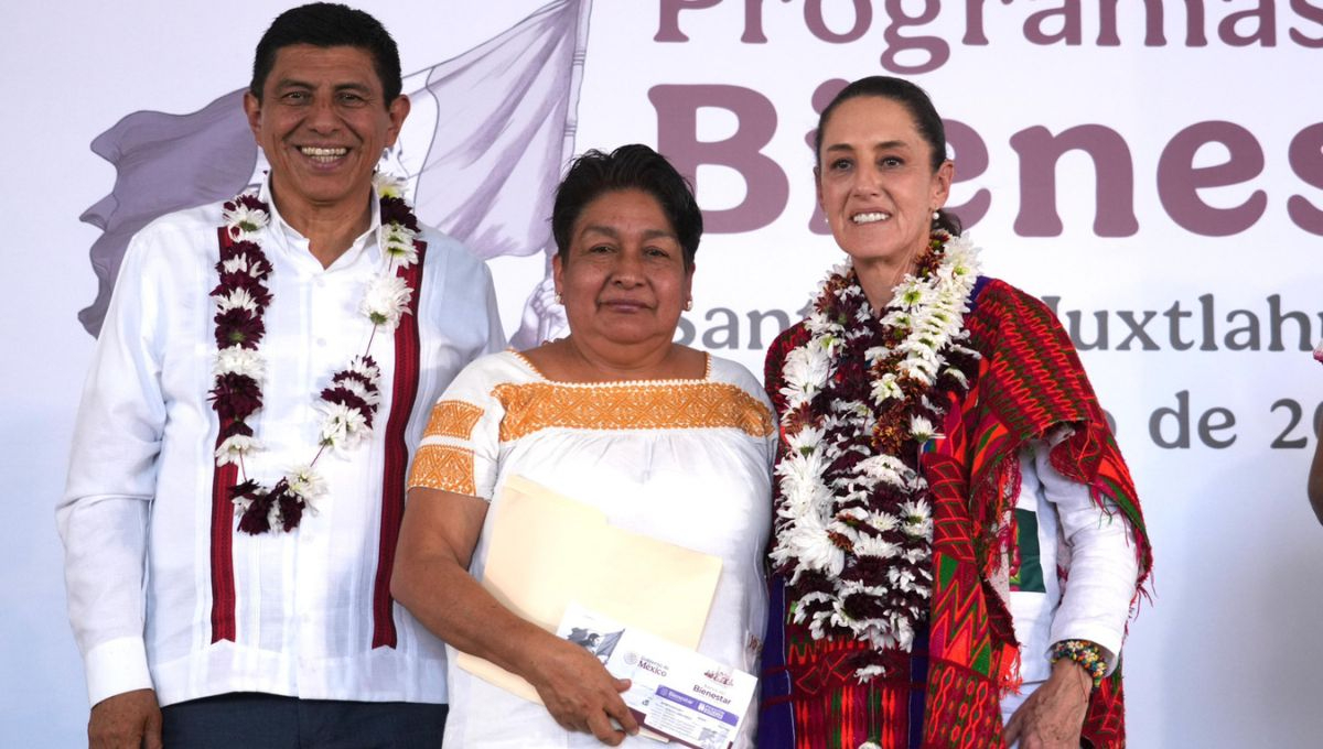 Salomón Jara Cruz, gobernador de Oaxaca acompañando a la Presidenta Claudia Sheinbaum