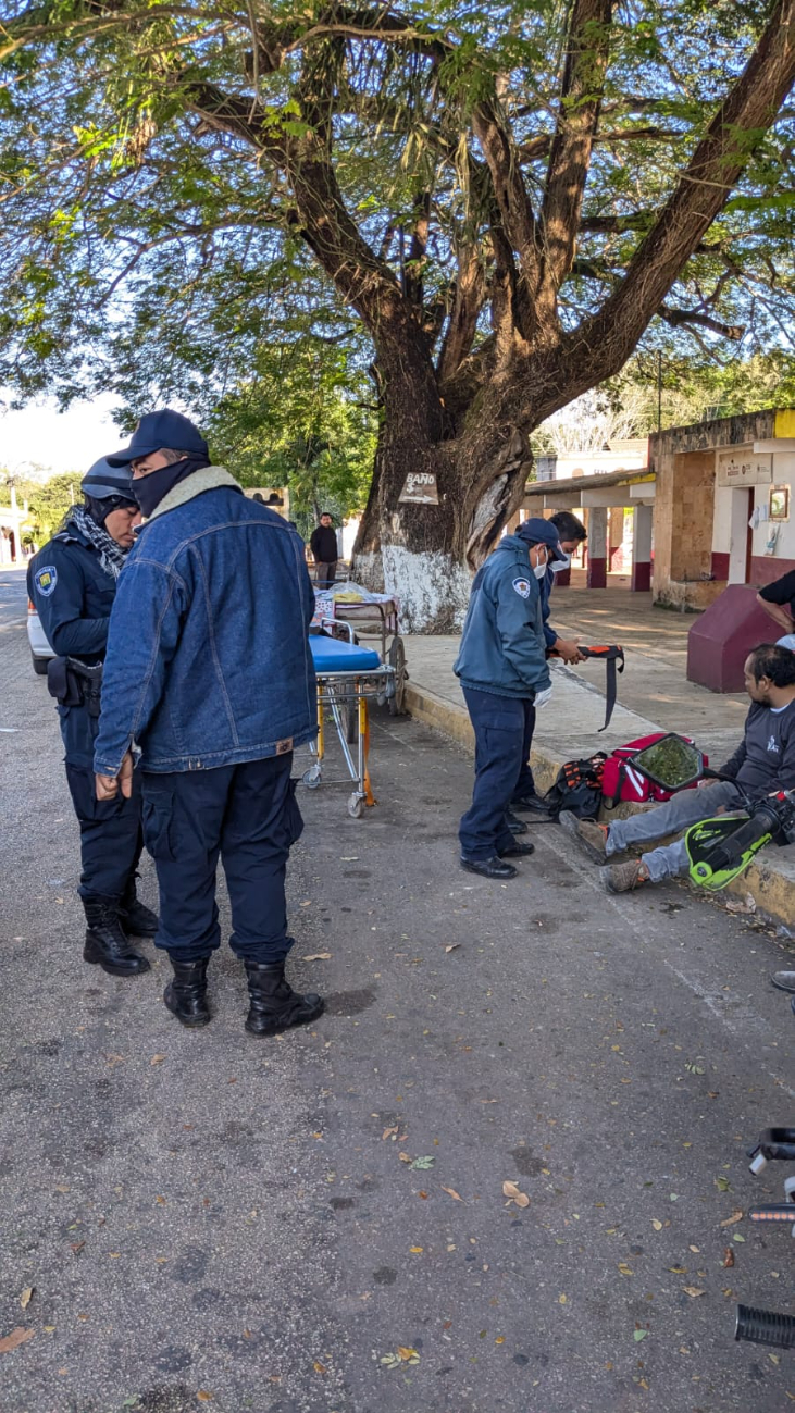 Un hombre sufrió una posible fractura en la pierna tras caer de una banqueta en La Presumida.