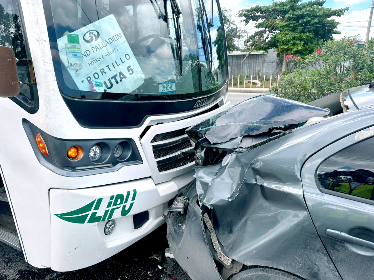 El operador de un autobús de personal chocó contra un automóvil, a la altura de la Región 99.