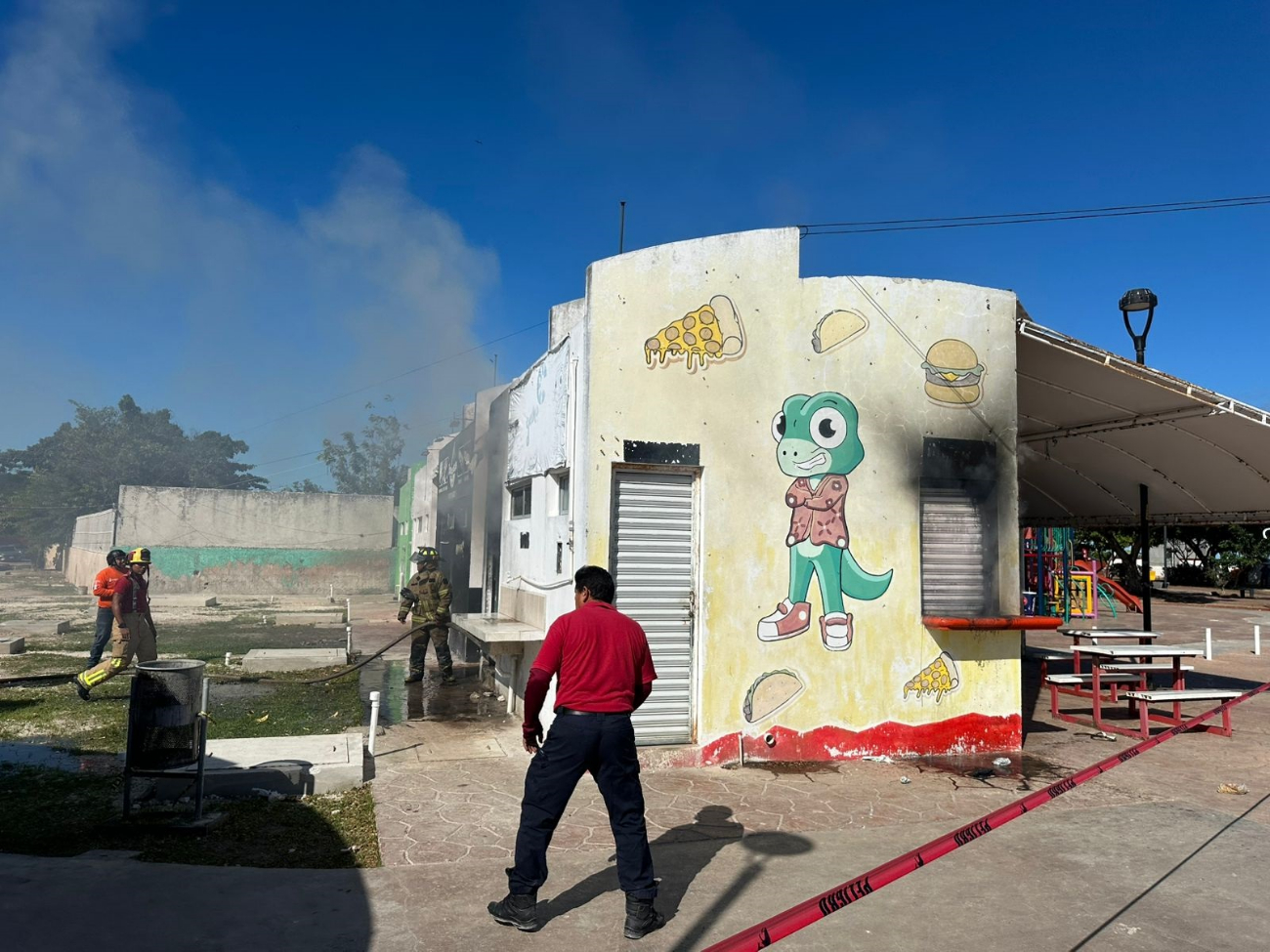 El pasado jueves 23 de enero se registró el incendio de un comercio de alimentos ubicado en el Parque Campeche presuntamente por un cortocircuito.