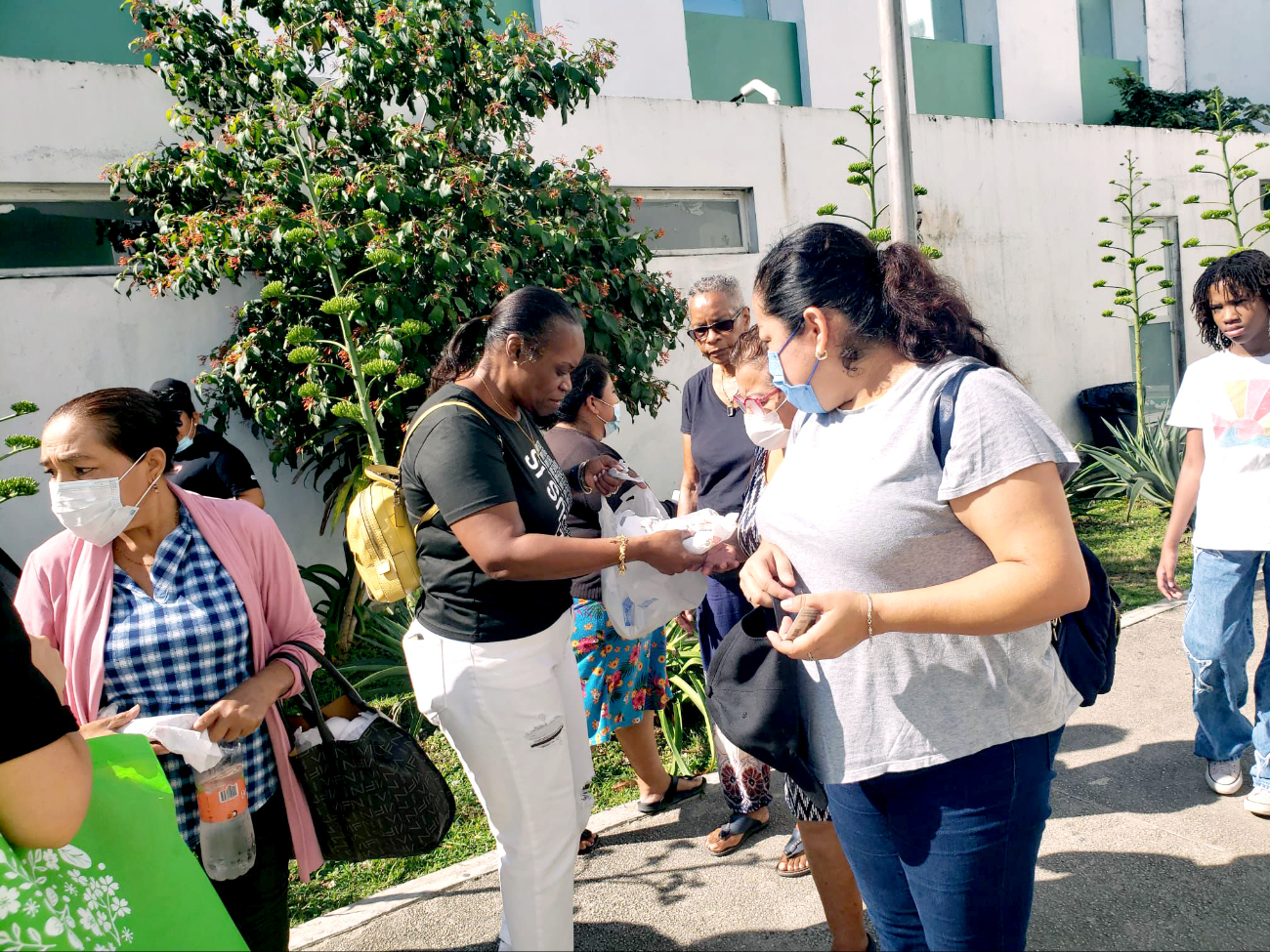 En Playa del Carmen llevan comida caliente a nosocomios