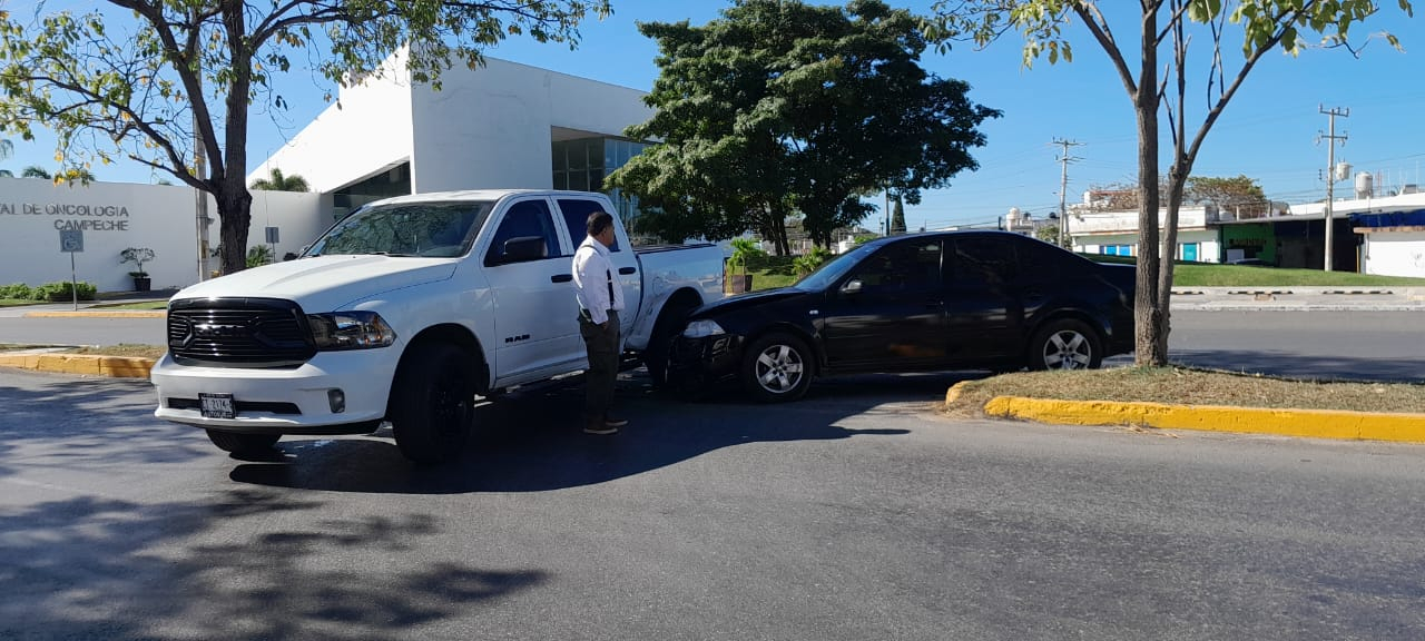 Solo causó daños materiales en ambos vehículos