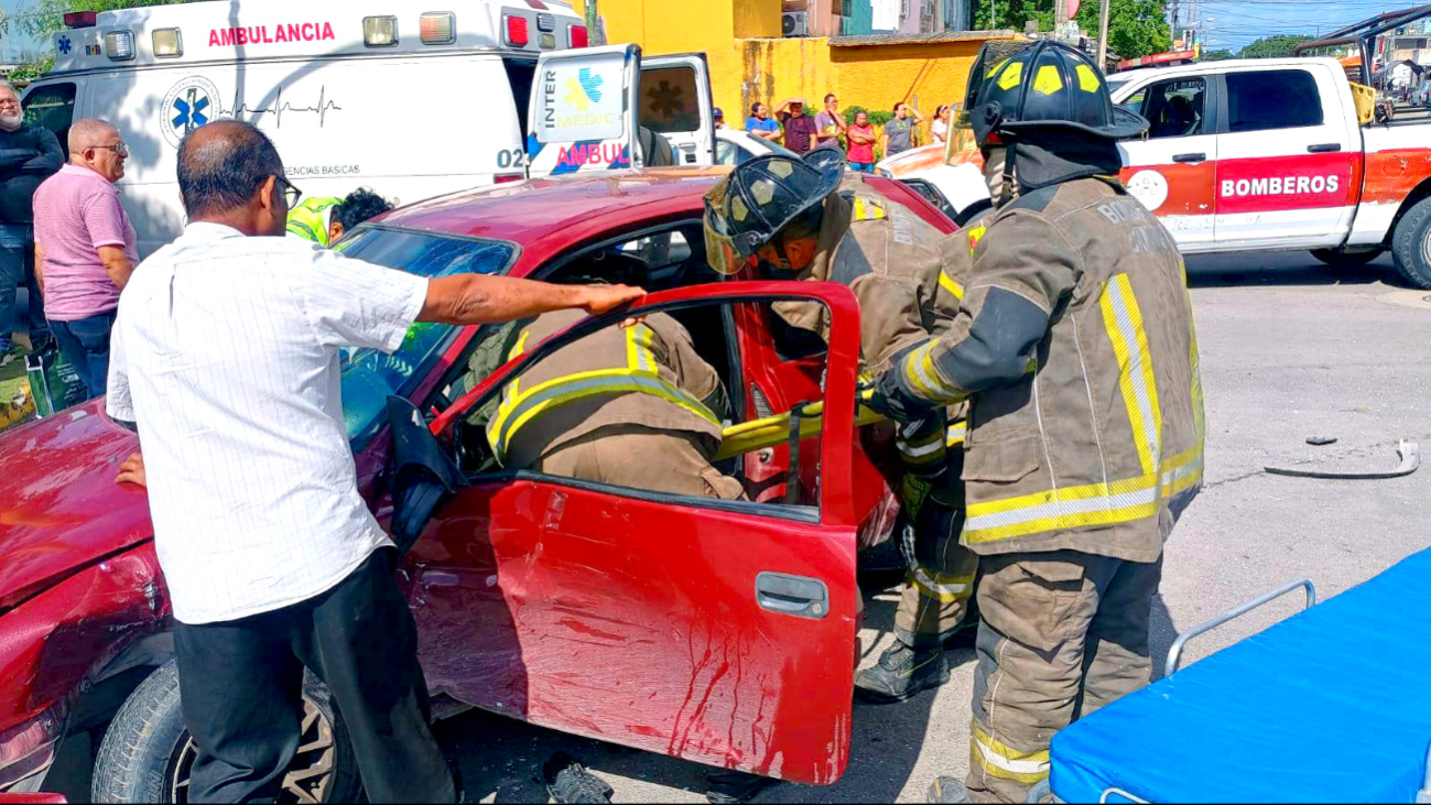 Tras el impacto de una camioneta, el conductor del Chevy y su acompañante quedaron atrapados.