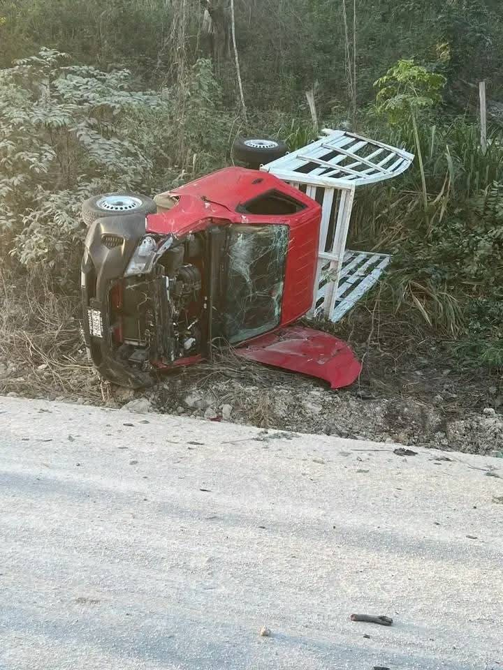 Bache provoca volcadura de una camioneta en Champotón 