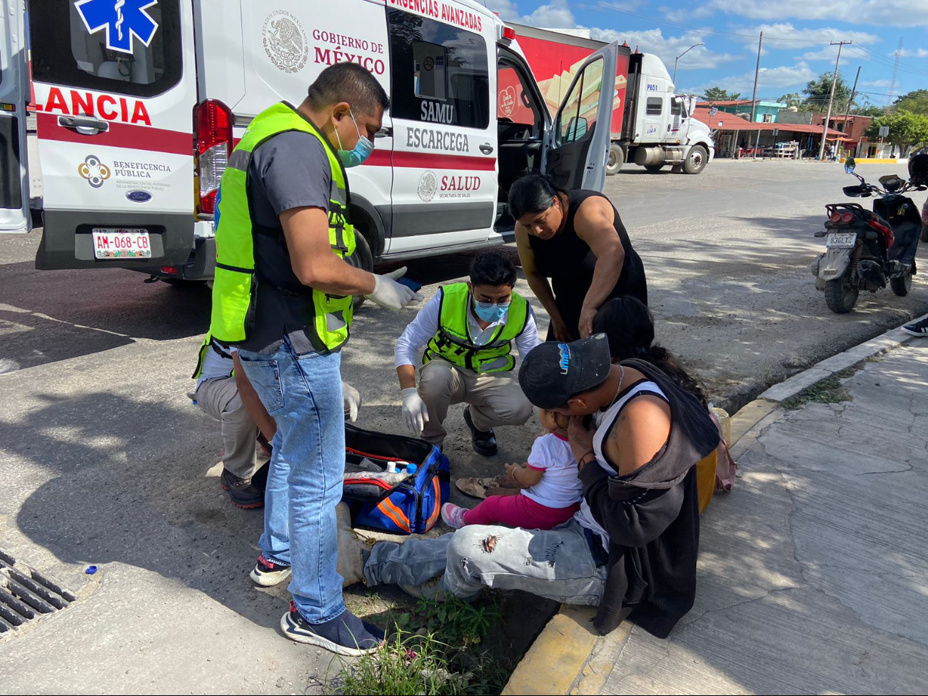 Familia en motocicleta es arrollada por automóvil en la glorieta de la Mujer Campechana de Escárcega