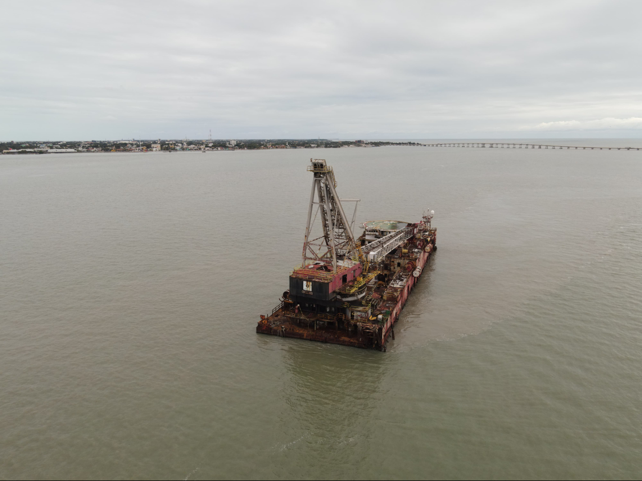 Denuncian grave contaminación por barcaza varada en la Laguna de Términos