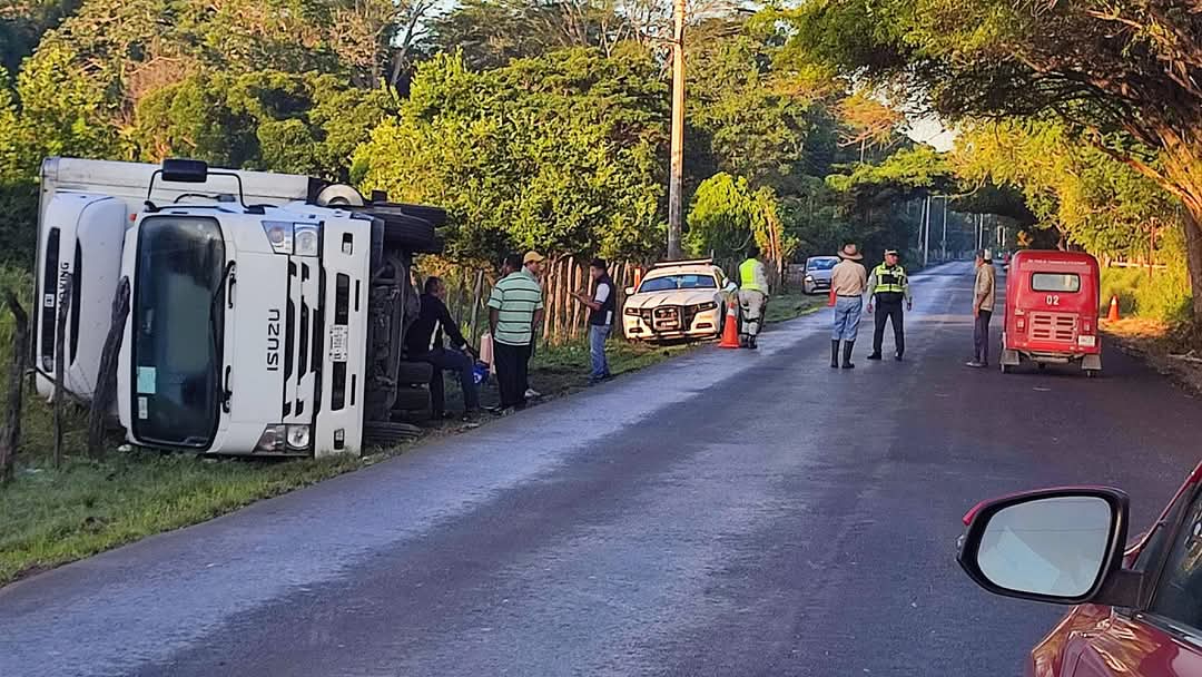 Volcadura de camión bloquea el paso en la carretera Atasta-Ciudad del Carmen