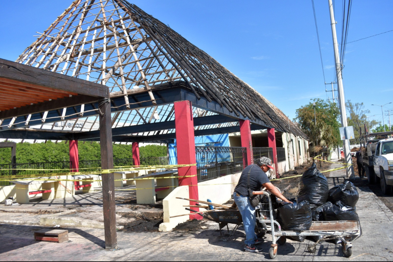 Solicitan reconstruir la palapa con plástico en lugar de huano para evitar futuros incendios