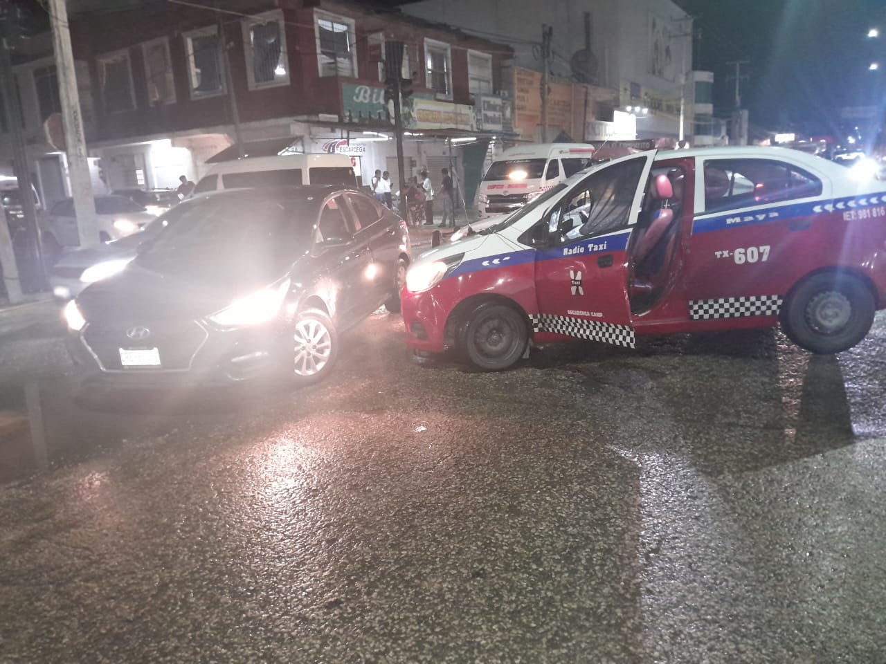 Choque entre taxi y auto particular genera caos vial en Escárcega