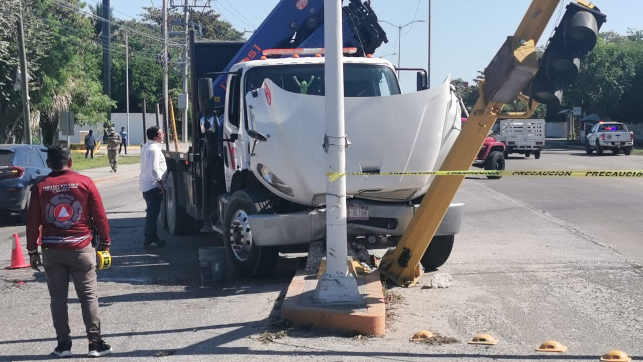 El accidente involucró una camioneta Chevrolet Groove y el derribo de un semáforo triple, bloqueando la circulación en la zona