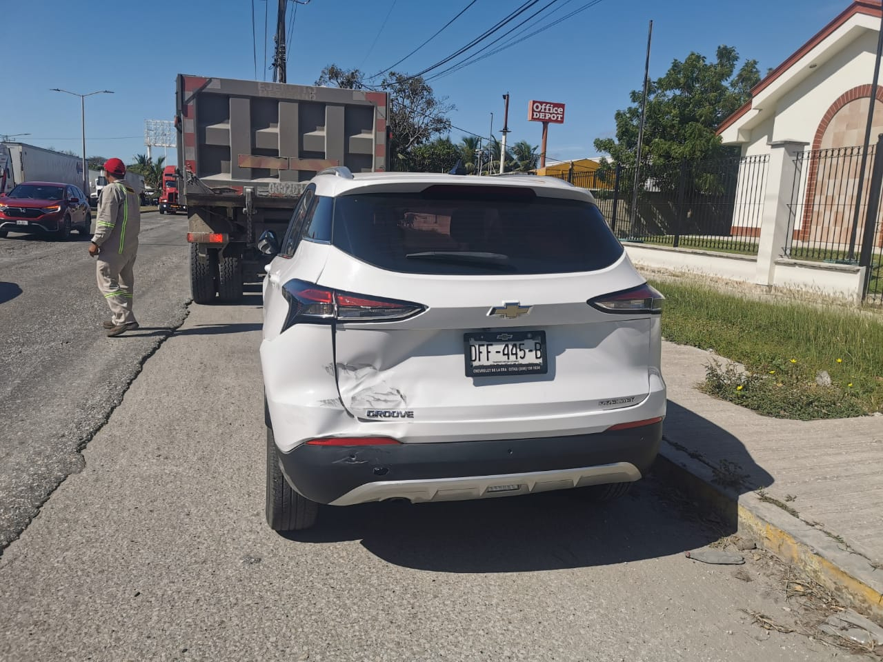 El conductor del camión impactó primero la camioneta y luego la base del semáforo al intentar esquivarla