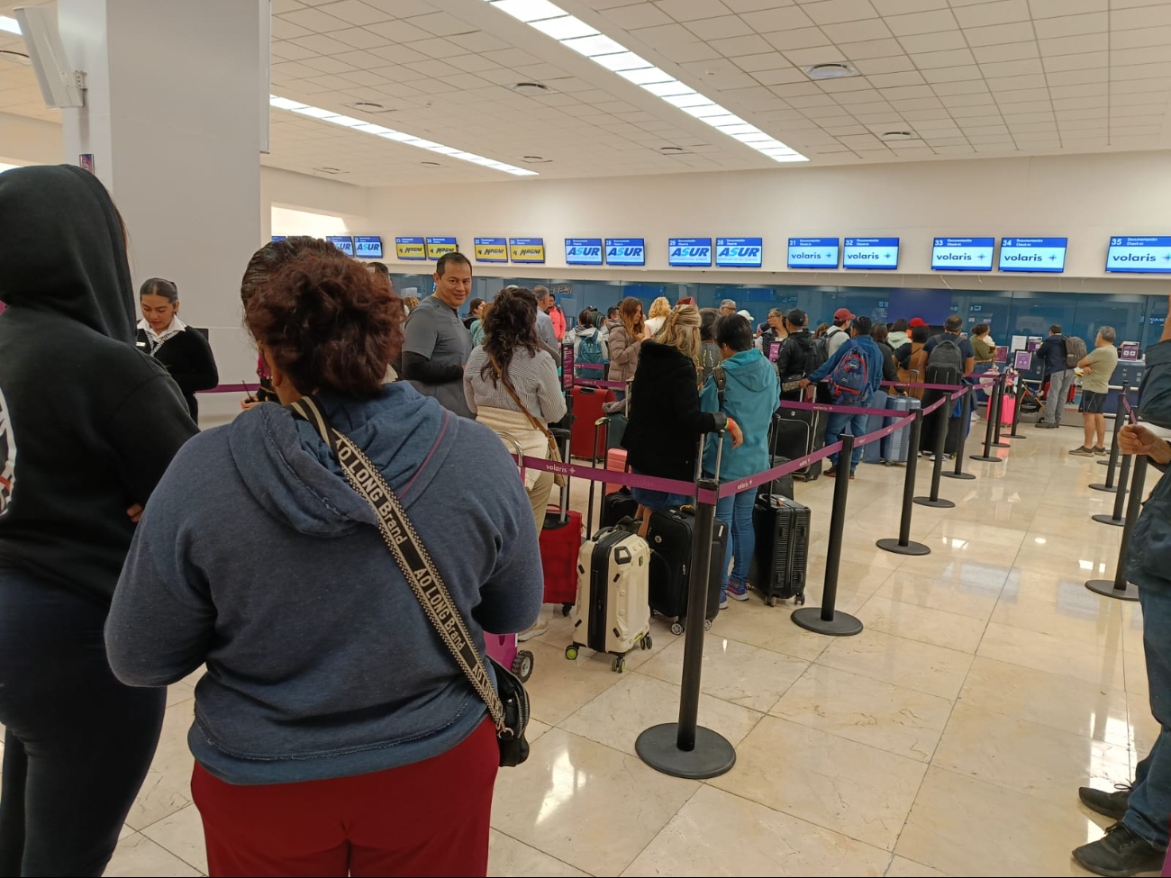 Largas filas se registran en mostradores del aeropuerto de Mérida