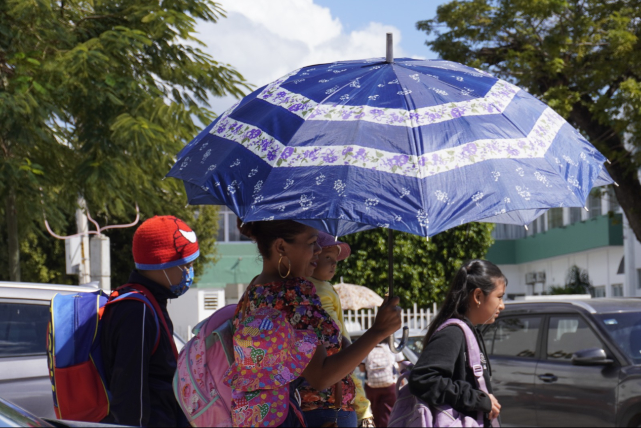 Las temperaturas calurosas y chubascos continuarán durante las próximas 48 horas