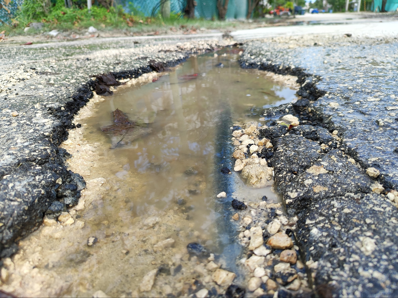 Los baches y otras afectaciones van en aumento, mientras que las reparaciones quedan inconclusas