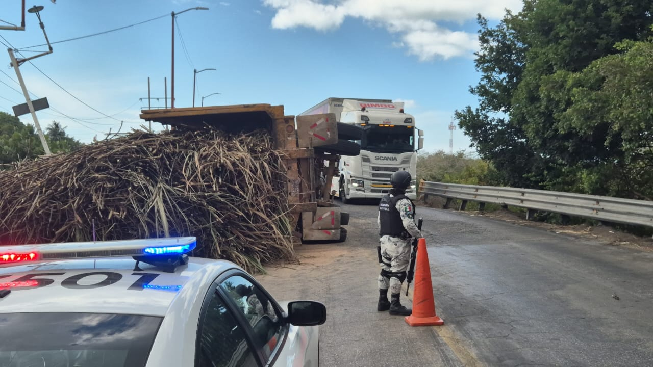 Volcadura de camión cañero en el puente Champotón genera caos vial