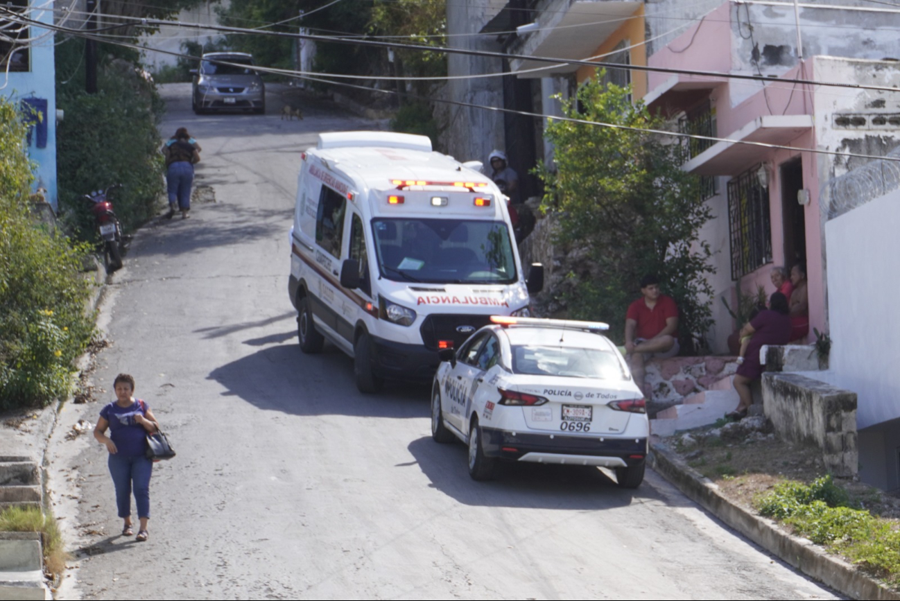 Pareja herida en accidente, mujer es llevada al hospital