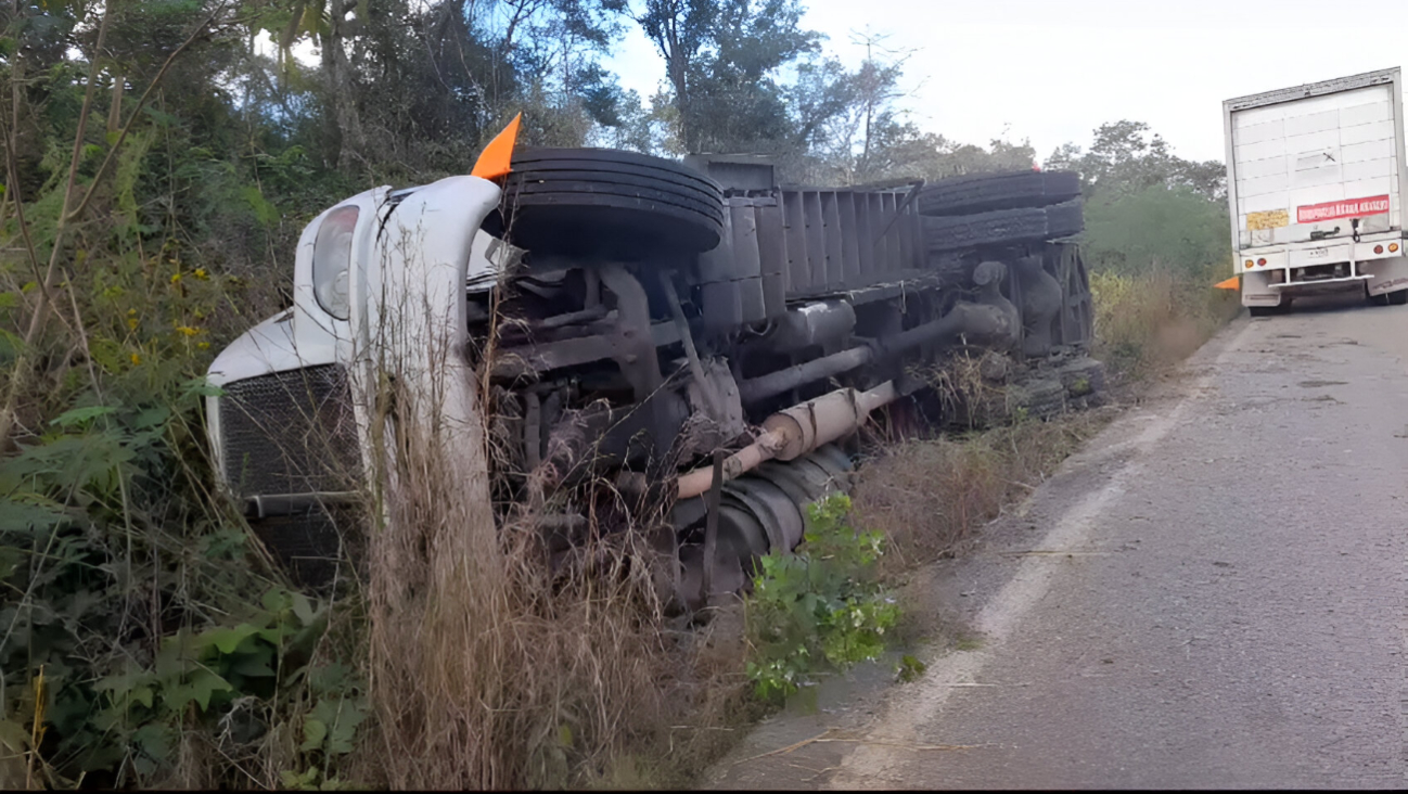 Tráiler con remolque vuelca en la carretera federal 261 Hopelchén-Campeche