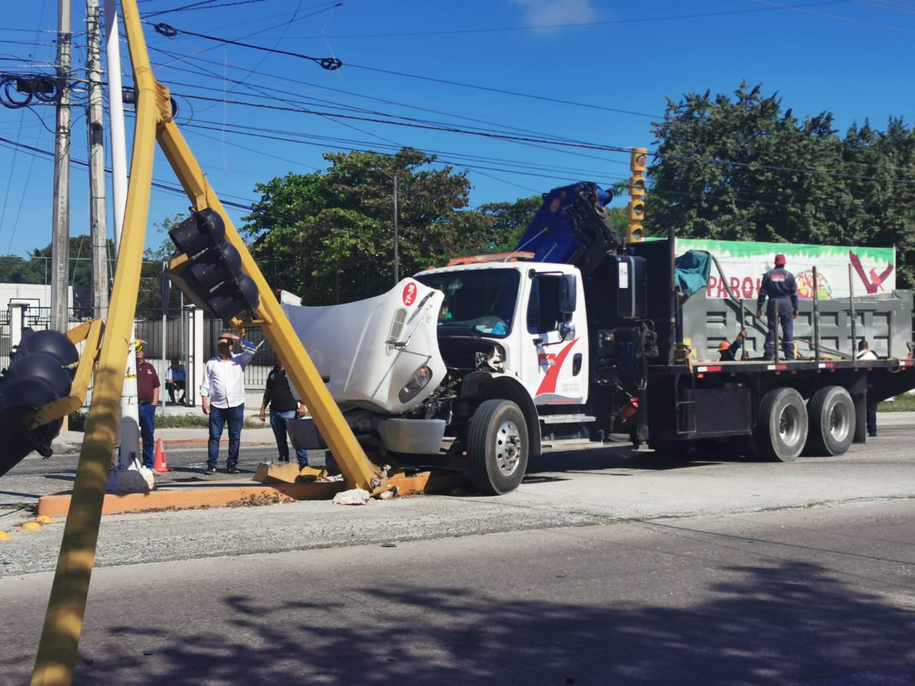 Un camión tipo Hiab de la empresa "Ssusa" causó daños materiales significativos en la avenida Isla de Tris