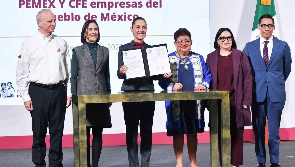 La presidenta Claudia Sheinbaum firmó las leyes secundarias de la Reforma Energética,  que consolidan a Pemex y CFE como empresas públicas del Estado