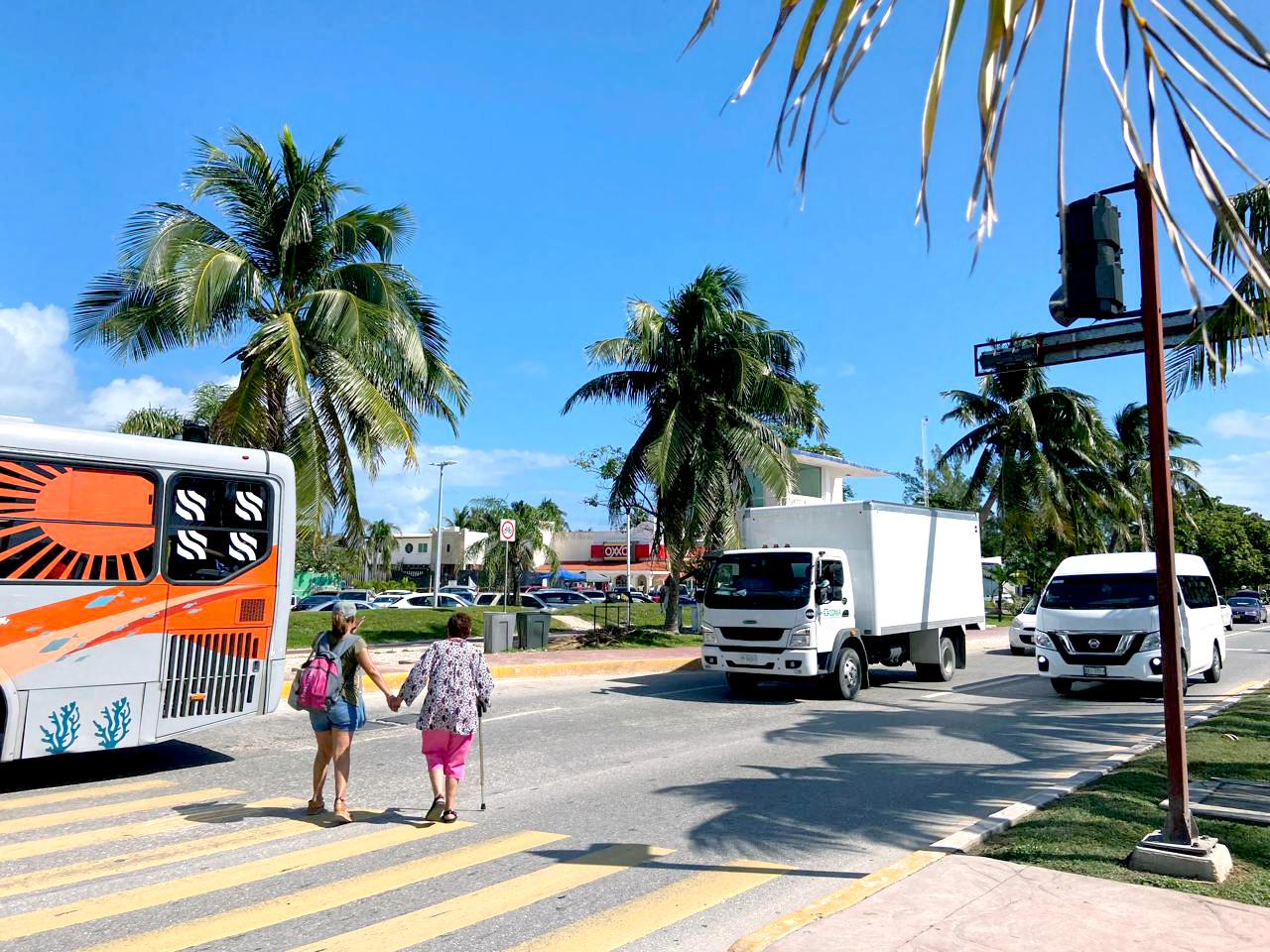 Semáforos inservibles en el boulevard de Kukulcán,  peligro para cancunenses y turistas