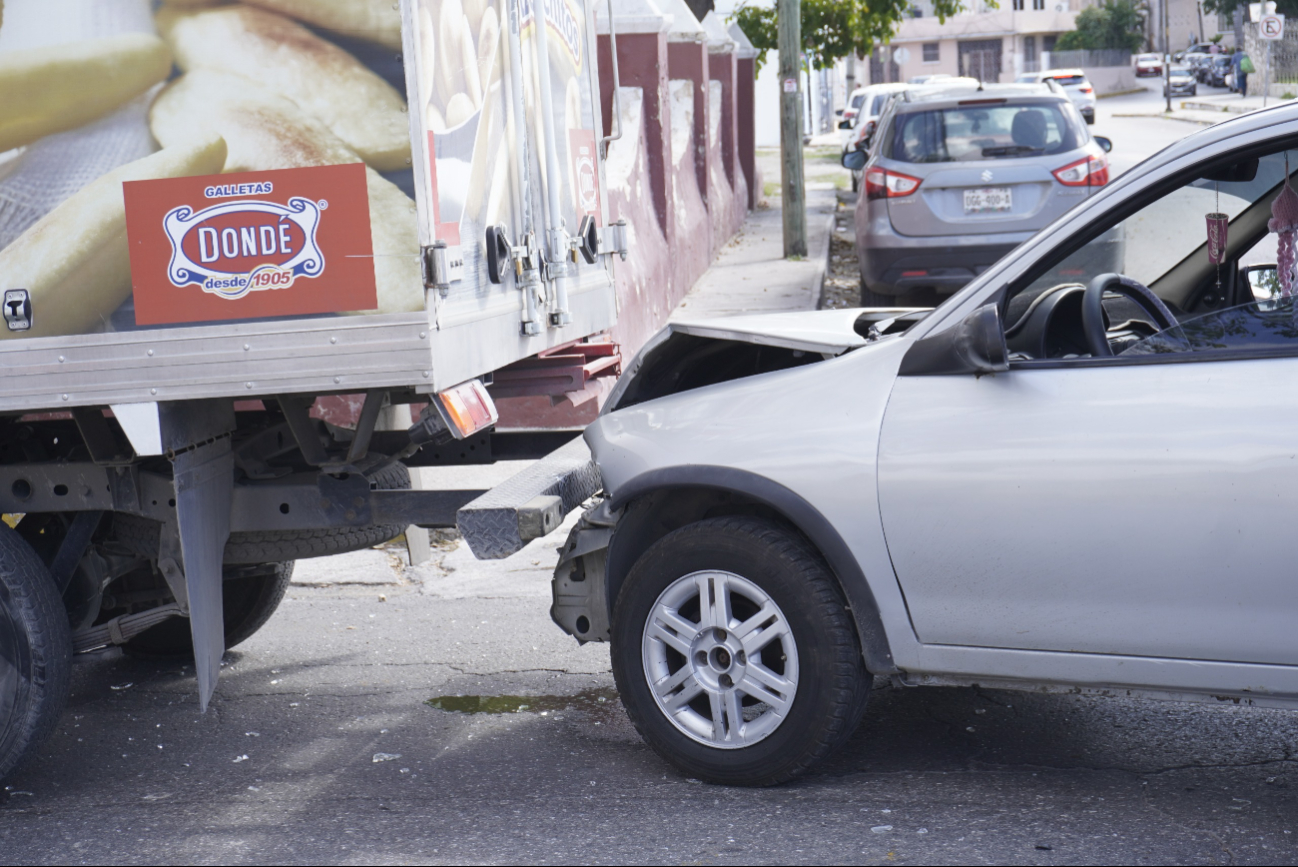 Destruye su auto al chocar contra camión de Dondé en Campeche