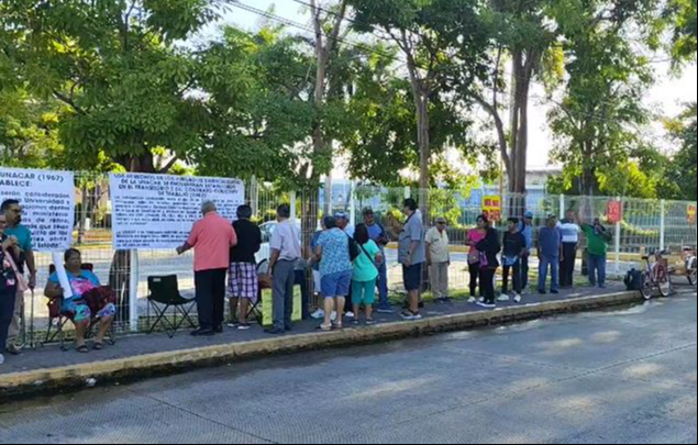 Jubilados de la Universidad de Carmen se vuelven a manifestar por la falta de pago