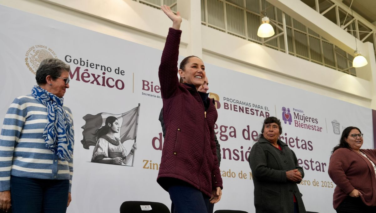 Claudia Sheinbaum entrega tarjetas Pensión Mujeres Bienestar y destaca logros de los 100 días de gobierno