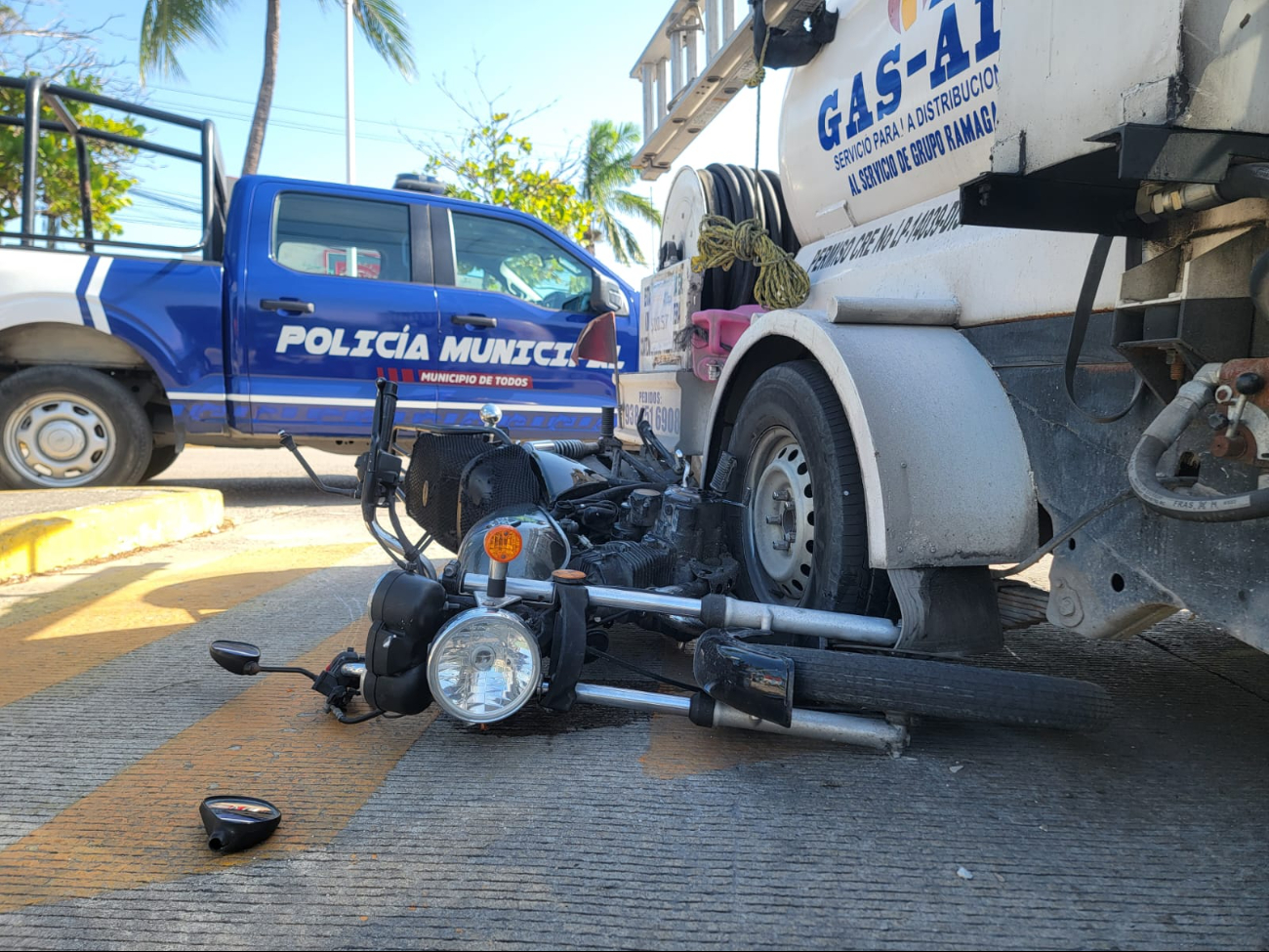 Choque entre pipa de gas y motocicleta deja un lesionado en Ciudad del Carmen