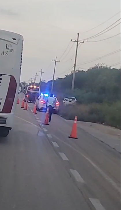 Conductor sufre volcadura en la carretera federal 307 de Playa del Carmen a Cancún