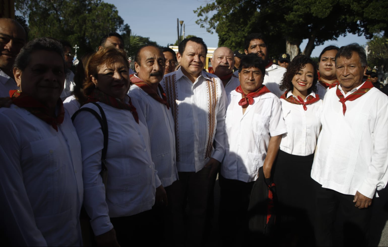 Joaquín Díaz Mena apoyará con tres mil pesos a  estudiantes de Yucatán